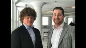Photo d'un bureau professionnel avec deux hommes souriants.