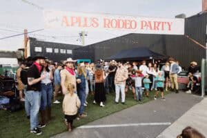 Balade conviviale lors de la fête A+ Rodeo Party avec de nombreux participants.