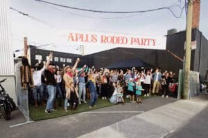 Baladez-vous dans l'ambiance festive de la A+ Rodeo Party. Un événement convivial illustrant la cult.