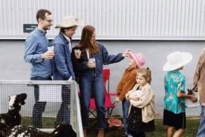 Espace de travail en extérieur avec équipe, échange convivial et ambiance détendue.