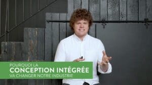 Jeune homme en réunion, conception intégrée, innovation en milieu de travail.