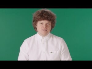 Bureau avec un homme en chemise blanche, fond vert, illustrant un environnement de travail professio.