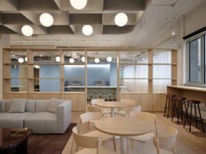 Espace de coworking moderne avec mobilier épuré et éclairage suspendu à Montréal.