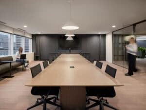 Salle de réunion professionnelle équipée pour réunions d'affaires à Montréal.
