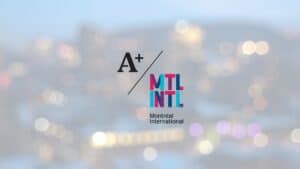 Logo A+ et Montréal International sur fond flou urbain.