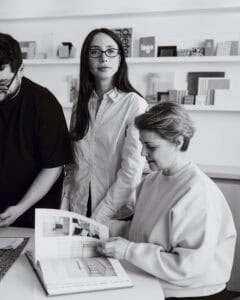 Femmes discutant de meubles modernes dans un showroom élégant.