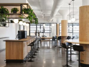Espace de bureau moderne avec mobilier en bois et zones de détente.