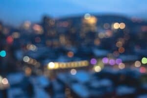Vue floue de Montréal avec lumières de la ville la nuit.