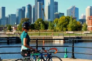 Femme à vélo avec vue sur le centre-ville de Montréal.