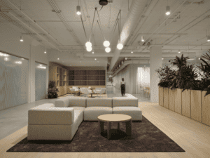 Espace de coworking moderne avec mobilier confortable, plantes vertes et ambiance professionnelle et.