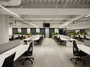 Postes de travail en open space dans un bureau moderne et lumineux, avec mobilier ergonomique et pla.