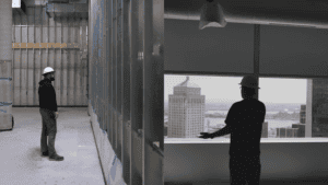 Inspecteur de chantier observant la construction avec vue sur la ville.