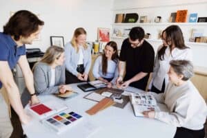 Groupe de professionnels collaborant sur un projet de design d'intérieur.