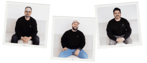 Trois hommes en interview, habillés en noir, souriants et détendus.