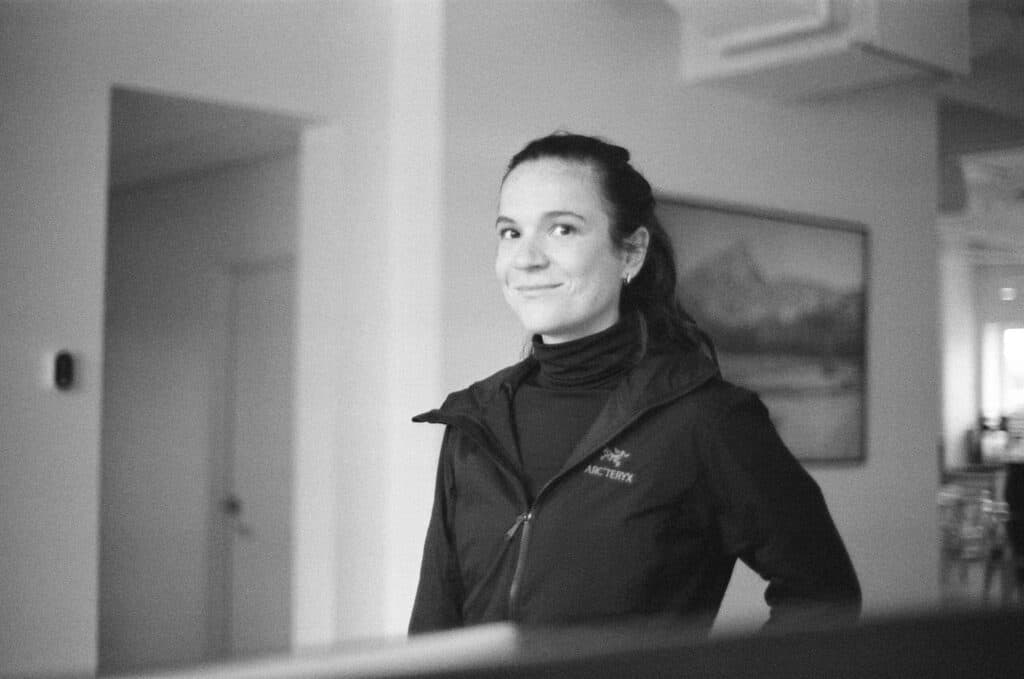 Femme superviseur souriante dans un bureau moderne.