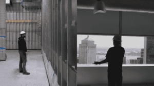 Deux hommes en casque de sécurité dans un bâtiment en construction.
