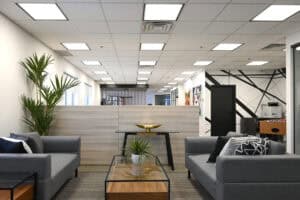 Espace de bureau professionnel avec canapés et décoration moderne.