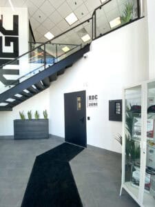 Espace d'accueil moderne avec escalier et plantes décoratives.